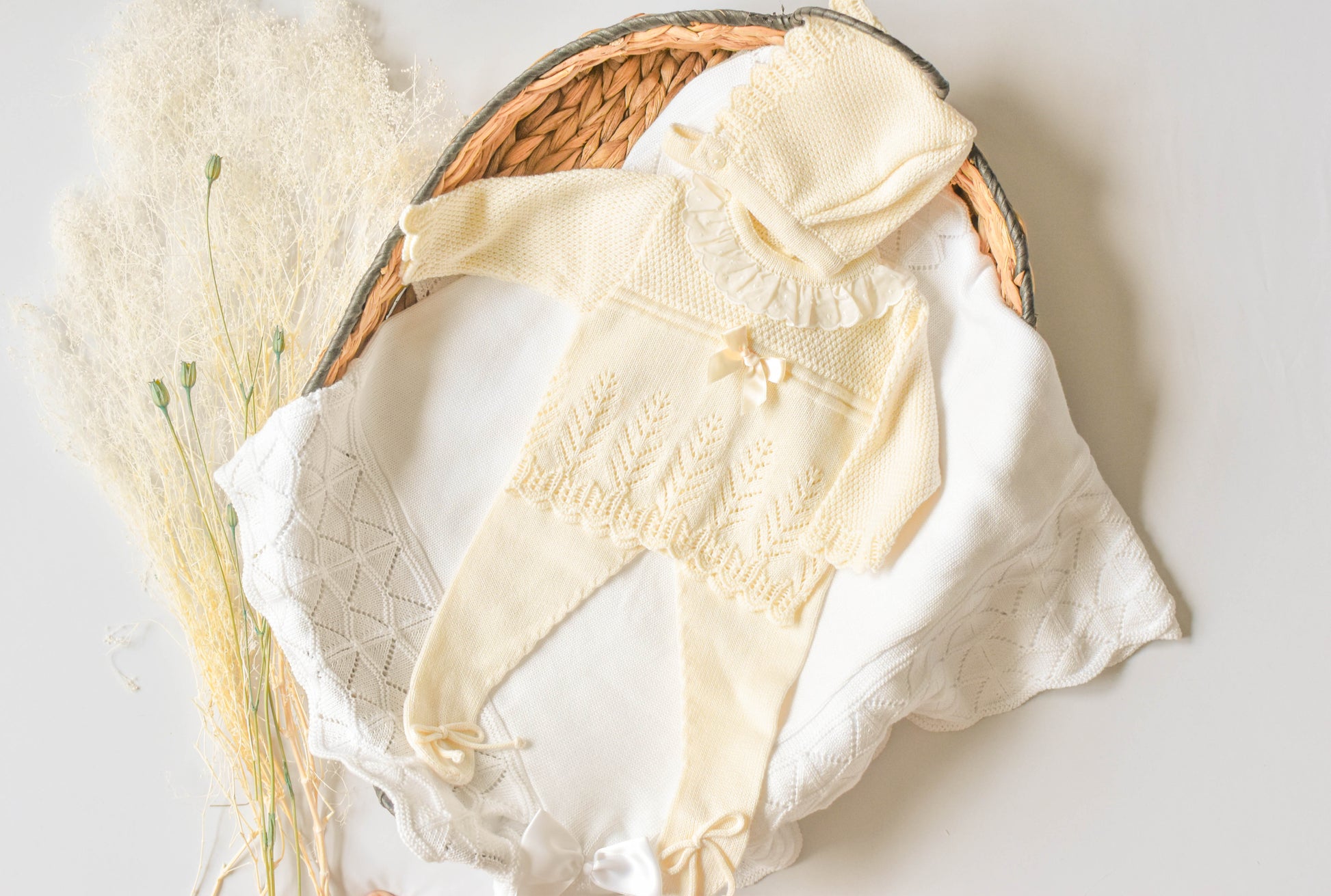 Knitted Bow Embroidered in Beige