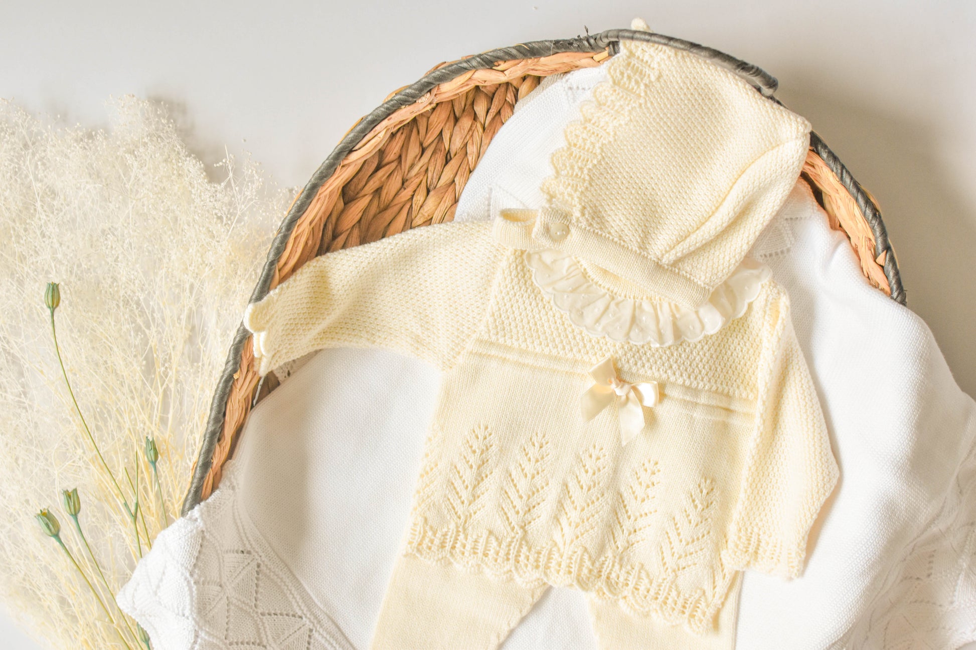 Knitted Bow Embroidered in Beige