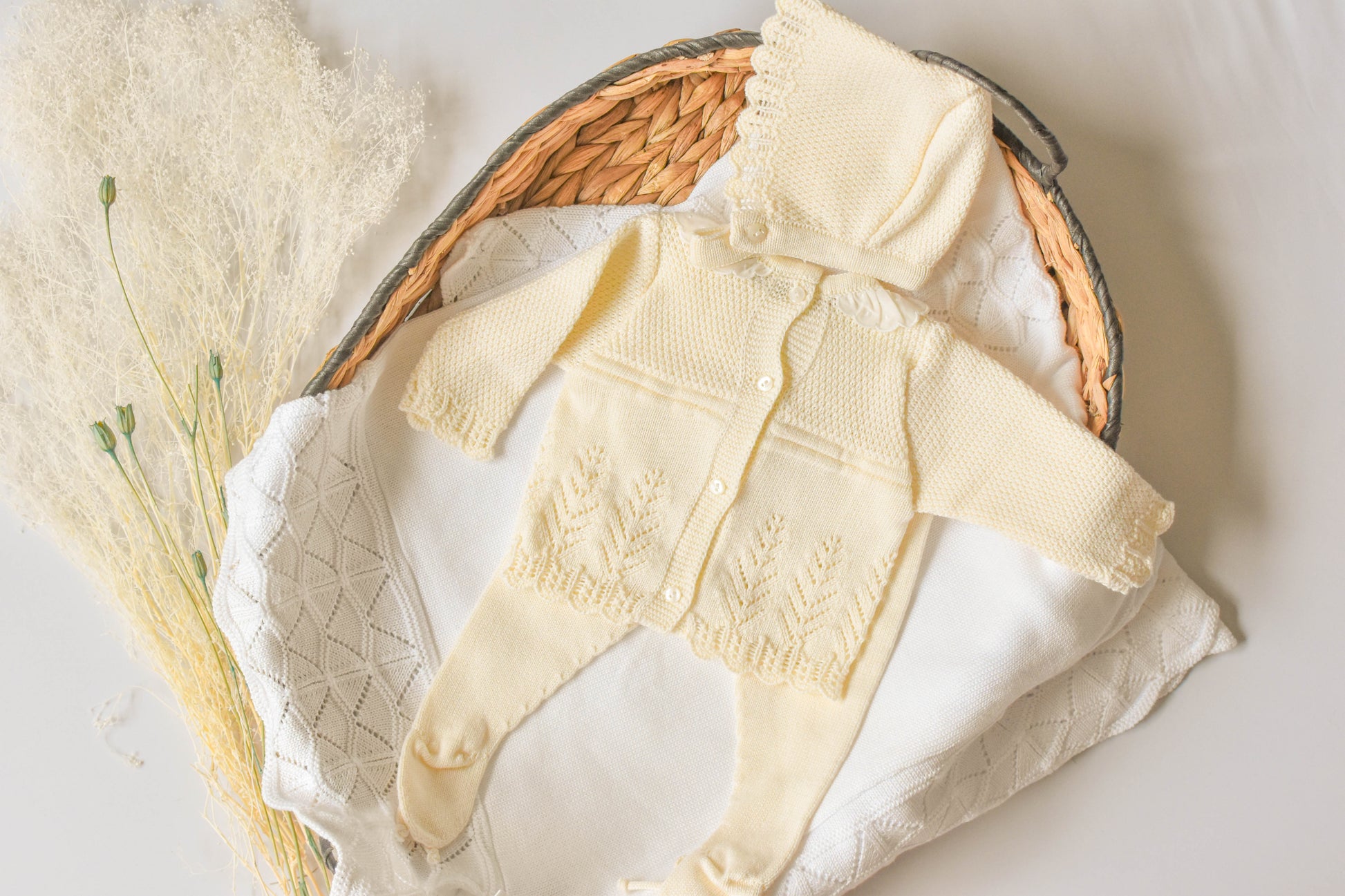 Knitted Bow Embroidered in Beige