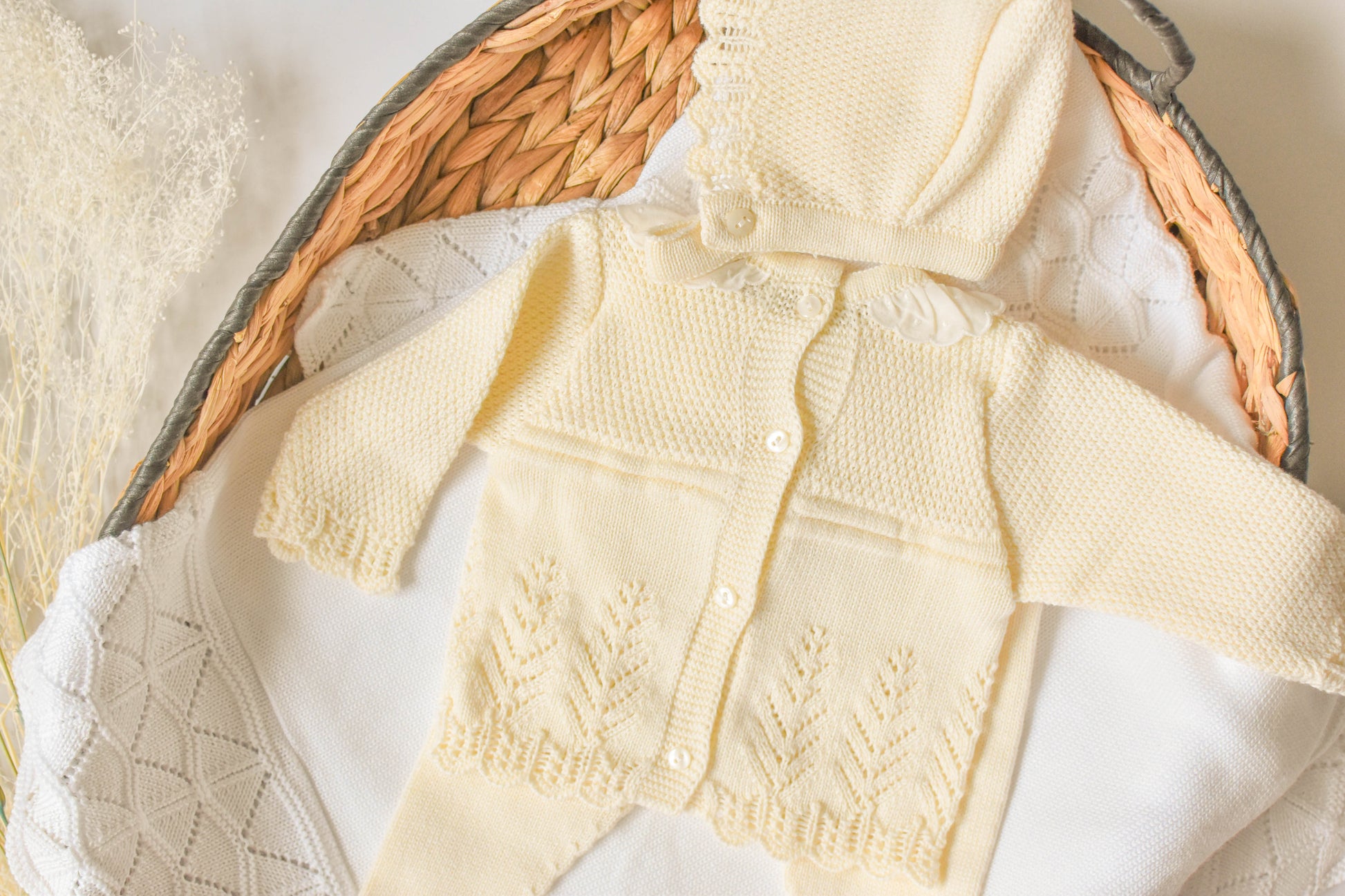 Knitted Bow Embroidered in Beige