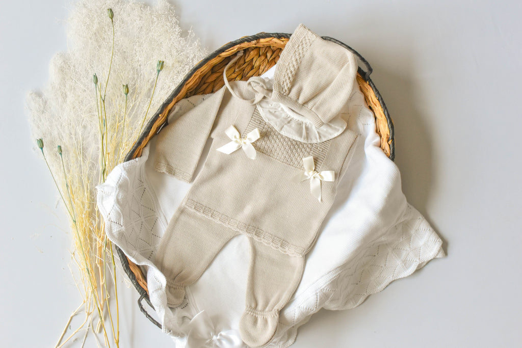 Knitted Bow and Lace in Light Browm