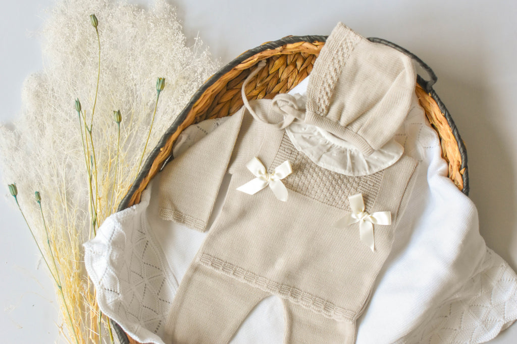 Knitted Bow and Lace in Light Browm