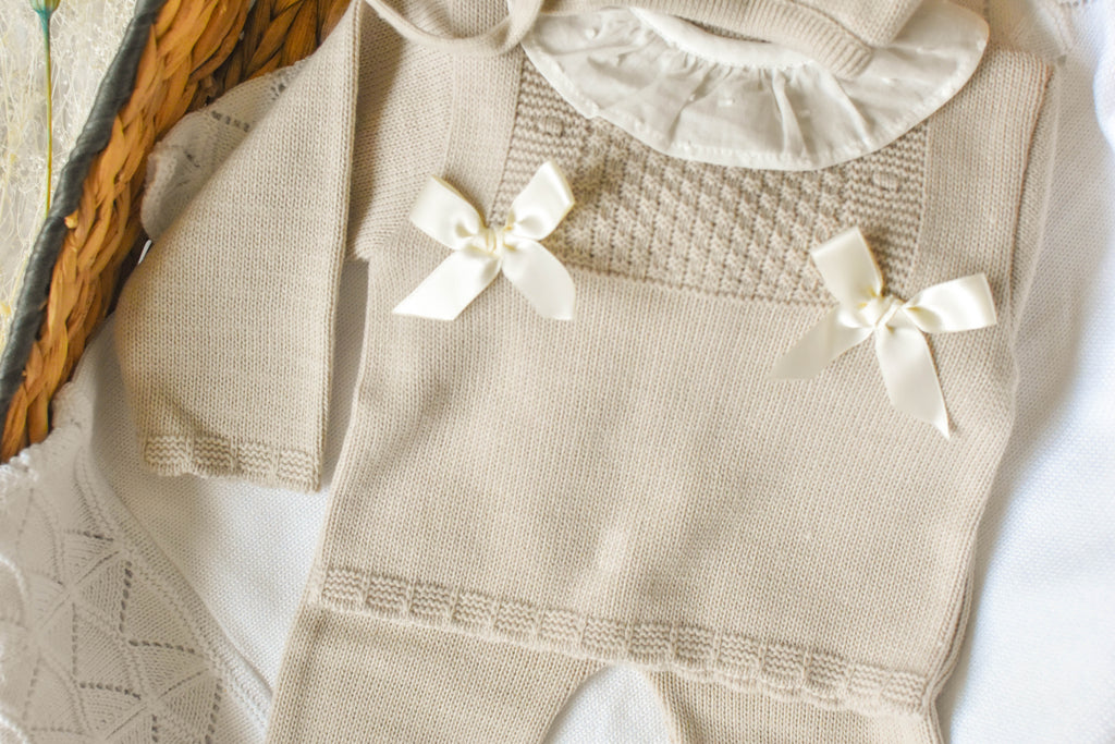 Knitted Bow and Lace in Light Browm