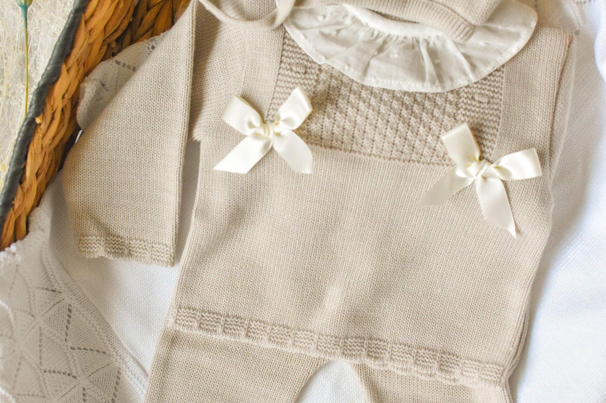 Knitted Bow and Lace in Light Browm