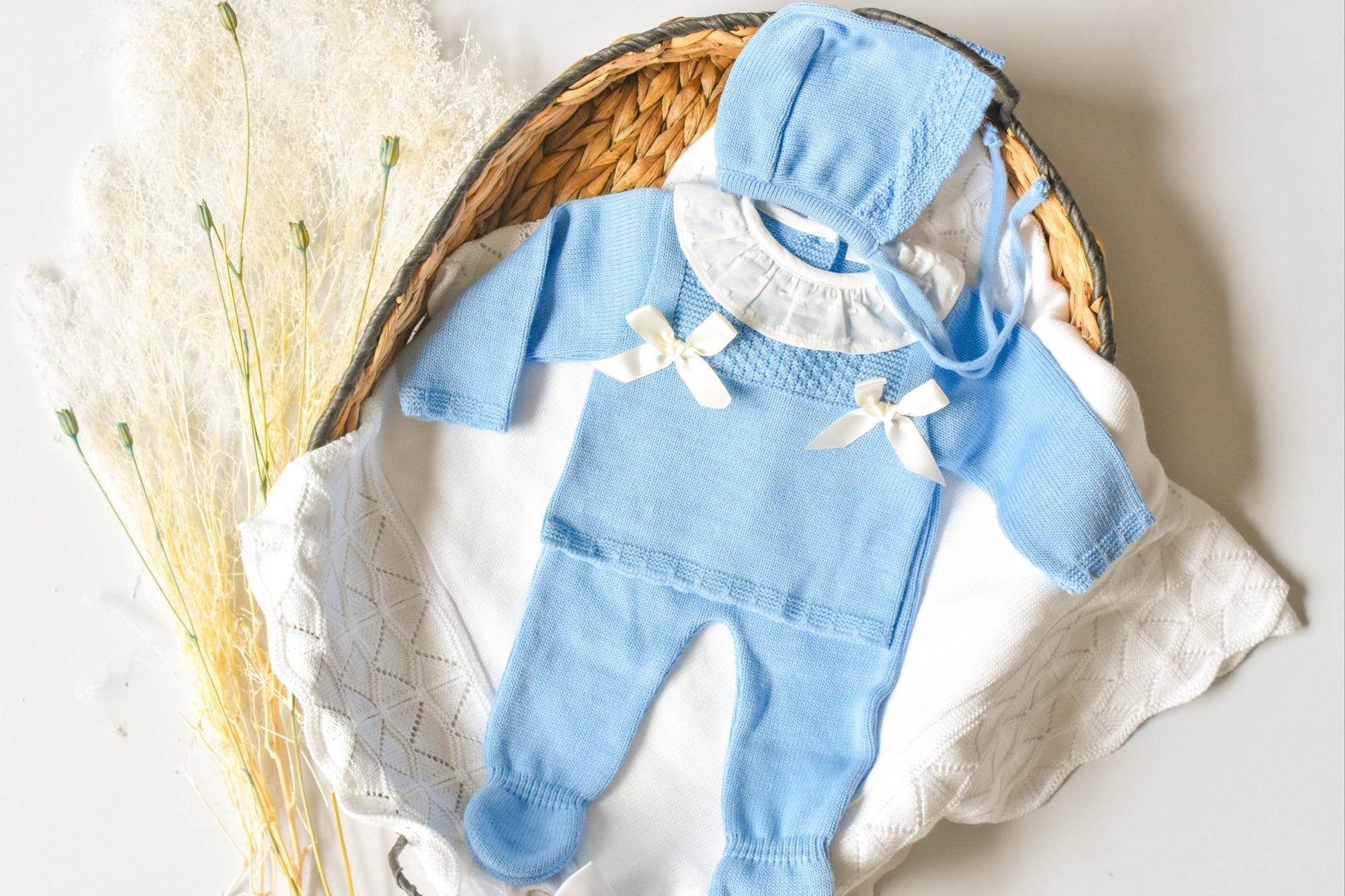 Knitted Bow and Lace in Blue